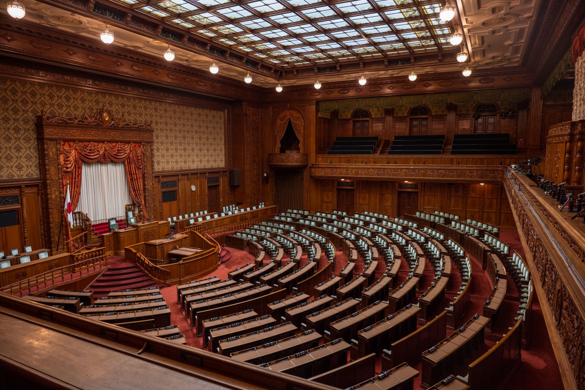 2026年度予算案が史上最高の122兆円に—政府が示す財政の行方と注意点