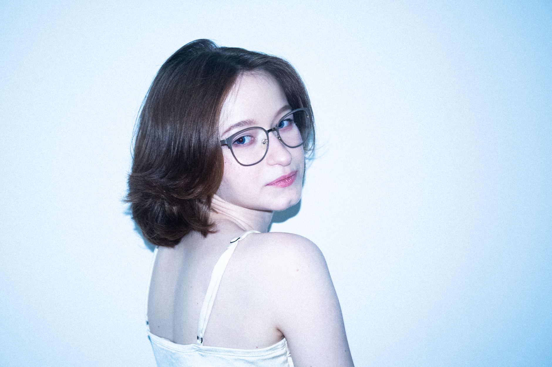 藤田ニコルの“すっぴんメガネ”ヘアチェンジが話題に!自然美が支持される理由と実践ポイント