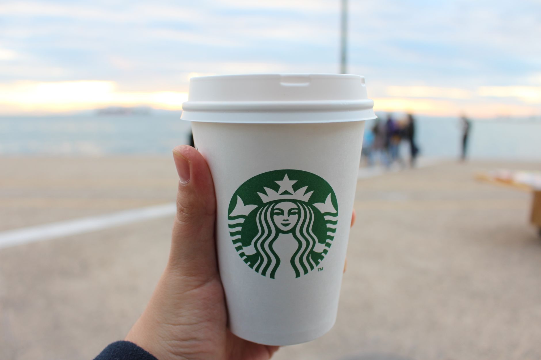 スタバ×ポケモンコラボ「即完売」の裏側——16万人待ち、2回並ぶ行列、転売問題まで何が起きているのか - 販売開始から数時間で「ほぼ全滅」——何が起きていたのか