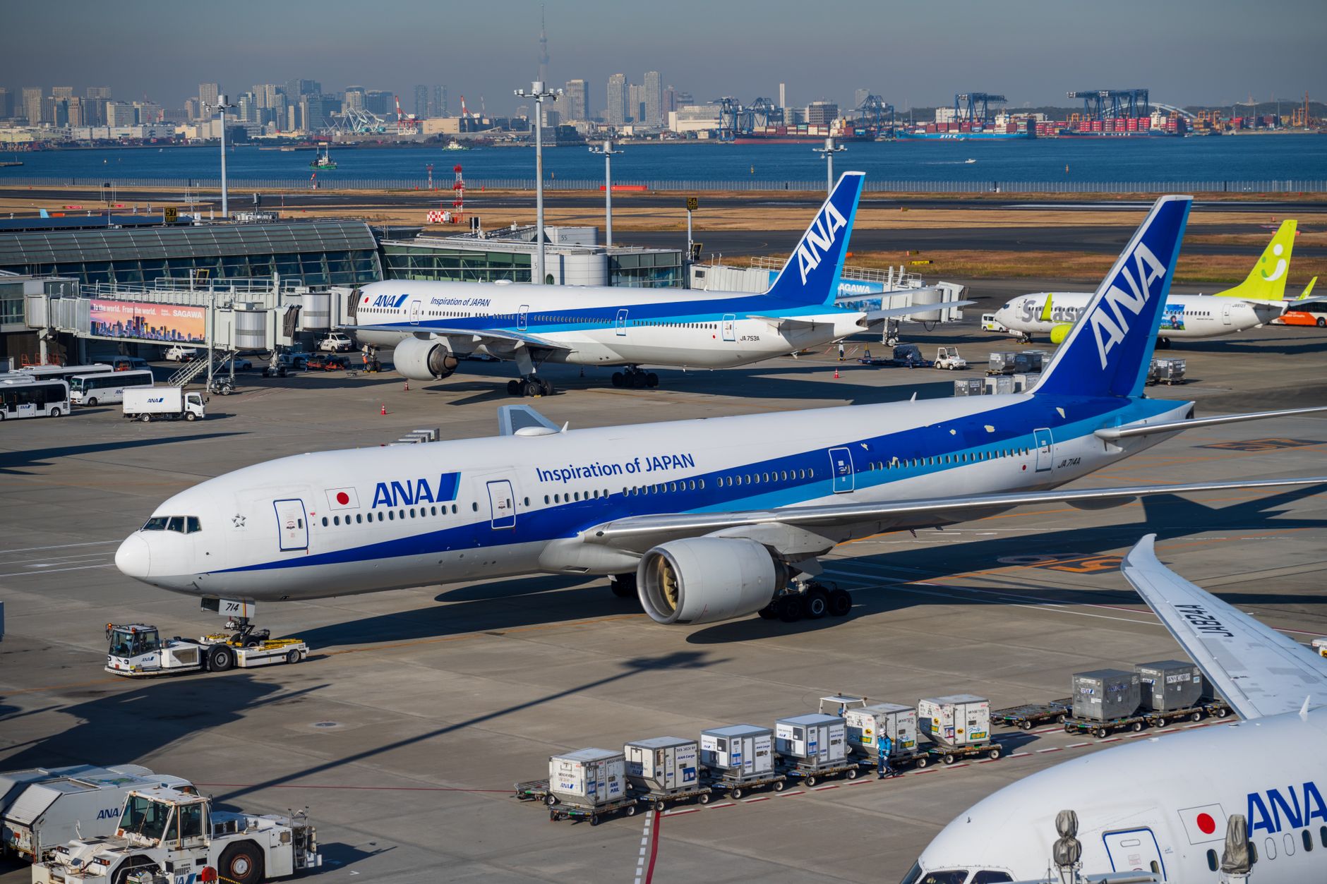 2026年10月5日 航空ニュースアクセス動向 - 出発遅延対策から国際線の選び方まで読者が注目する4テーマ - 出発遅延対策:搭乗ブリッジの使い方が見直されている